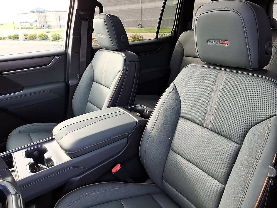 Used 2026 GMC Acadia AT4 w/ Luxury Package AWD/4WD image 16