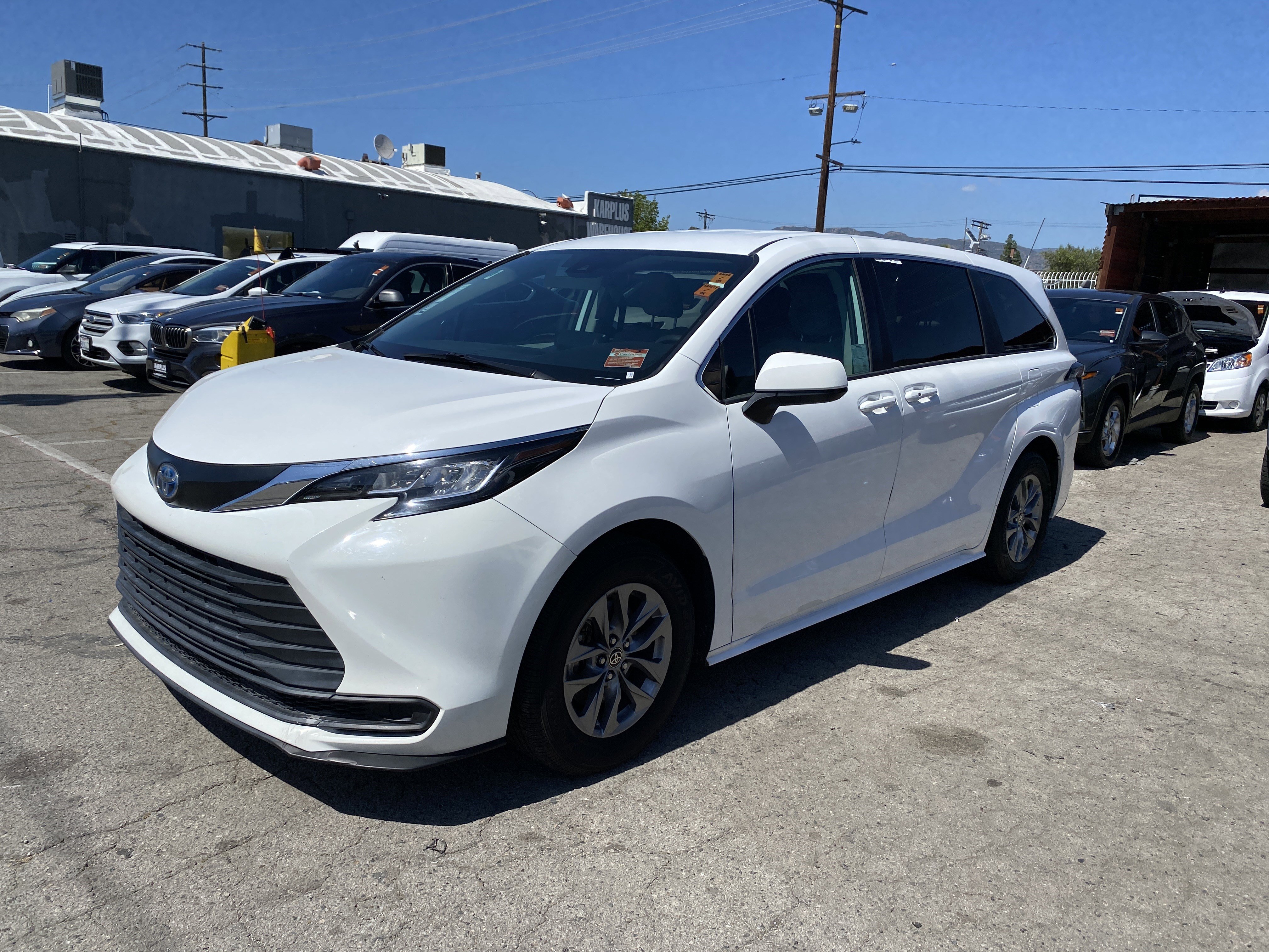Used 2021 Toyota Sienna LE image 2