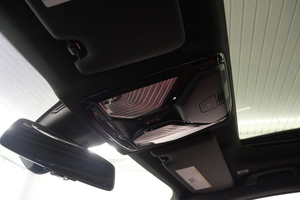 Used 2025 BMW 330i Sedan w/ Premium Package image 22