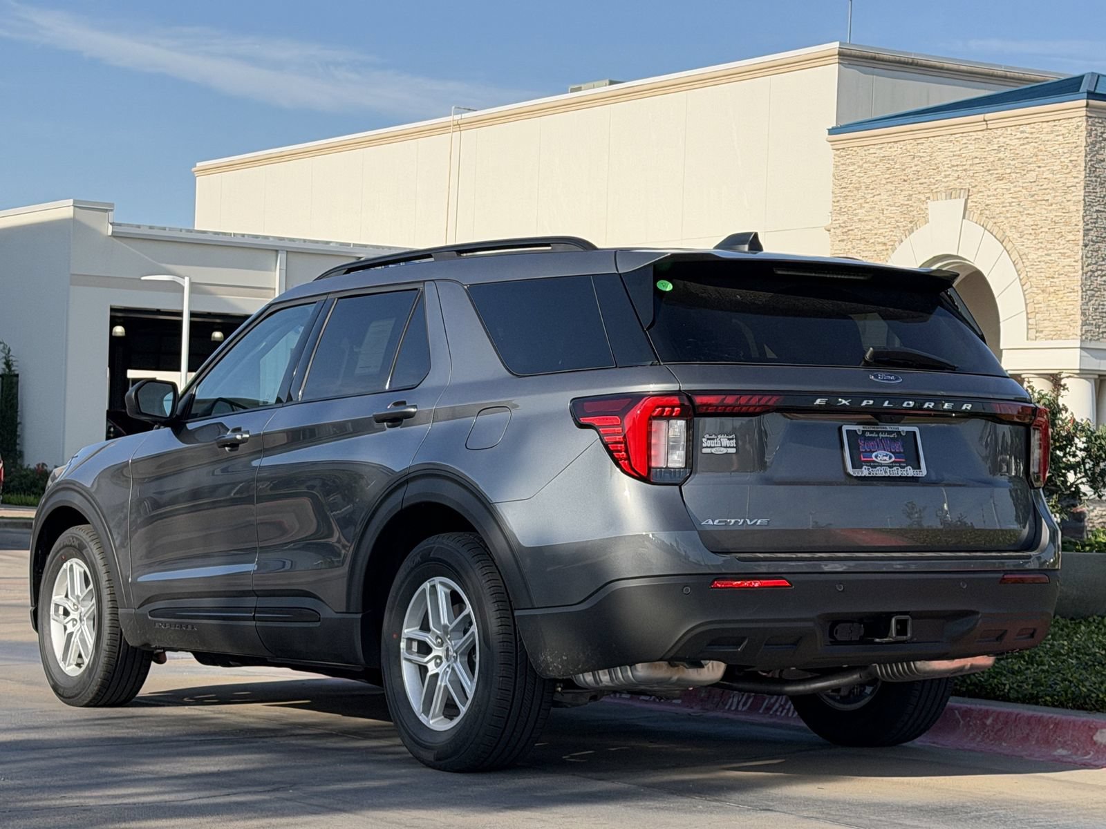 New 2026 Ford Explorer Active RWD image 4