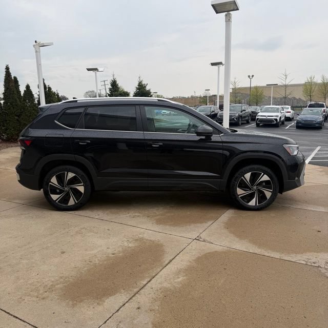 Used 2025 Volkswagen Taos SE AWD/4WD image 6