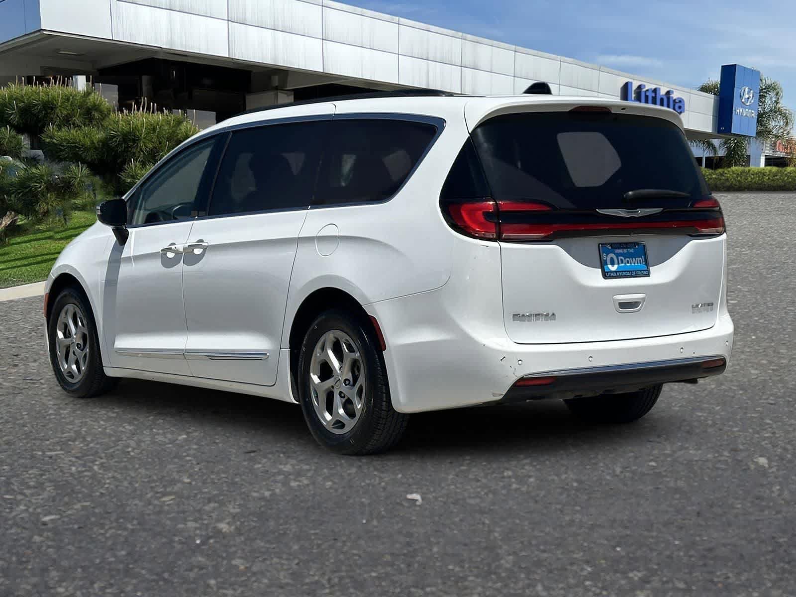 Used 2023 Chrysler Pacifica Limited FWD image 7