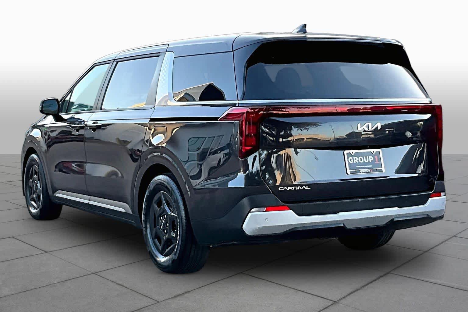 Used 2025 Kia Carnival FWD image 12