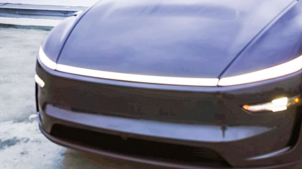 Used 2026 Tesla Model Y Long Range RWD image 6