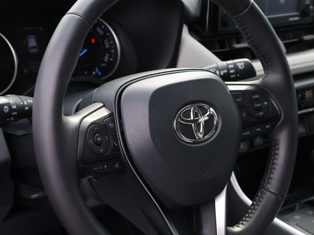 Used 2020 Toyota RAV4 XLE w/ XLE Grade Weather Package AWD/4WD image 17