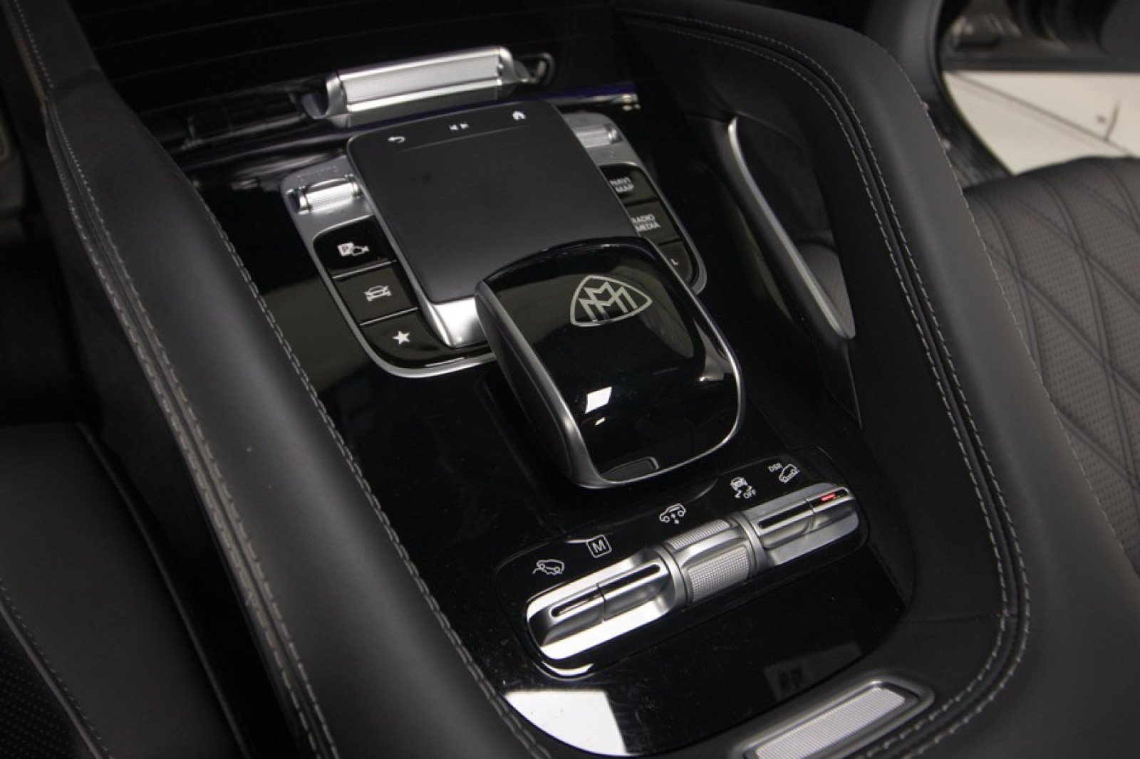 Used 2024 Mercedes-Benz Maybach GLS 600 4MATIC image 34