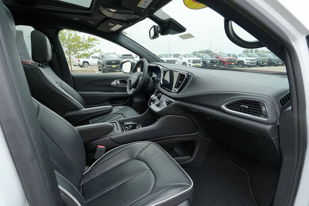 Used 2025 Chrysler Pacifica Limited FWD image 22