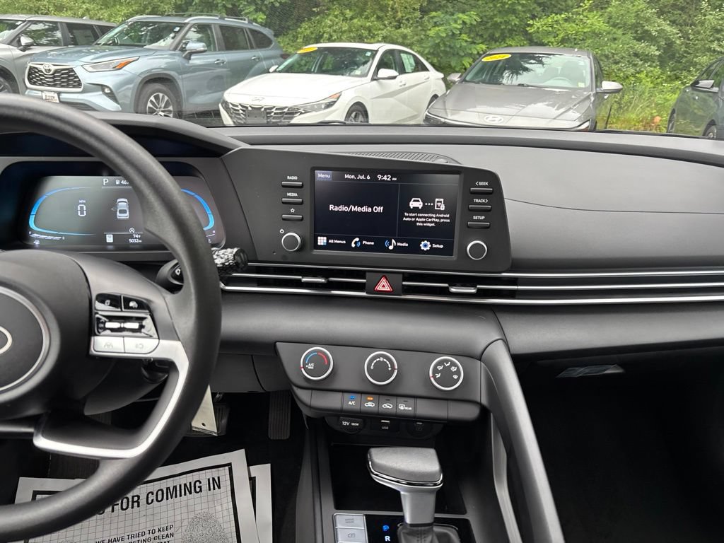 Used 2025 Hyundai Elantra SE FWD image 28