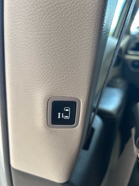 Used 2022 Chrysler Pacifica Limited FWD image 14