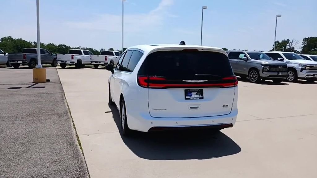 Used 2024 Chrysler Pacifica Touring-L FWD image 7