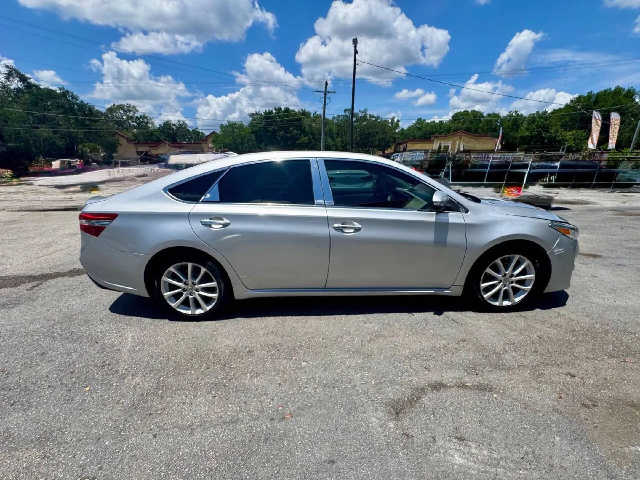 Used 2014 Toyota Avalon Limited w/ Technology Package FWD image 6