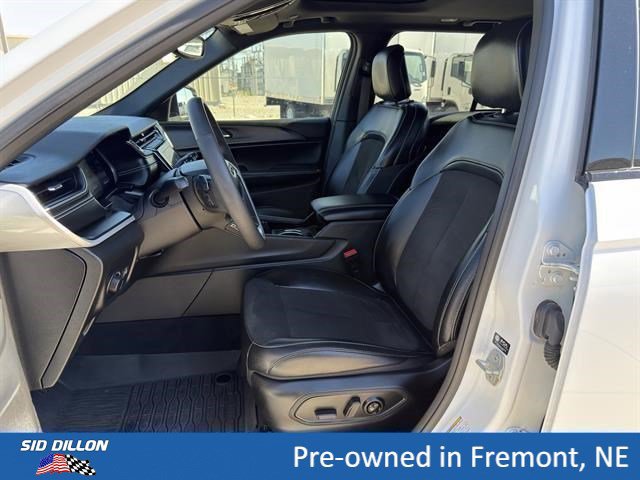 Used 2023 Jeep Grand Cherokee Altitude AWD/4WD image 14