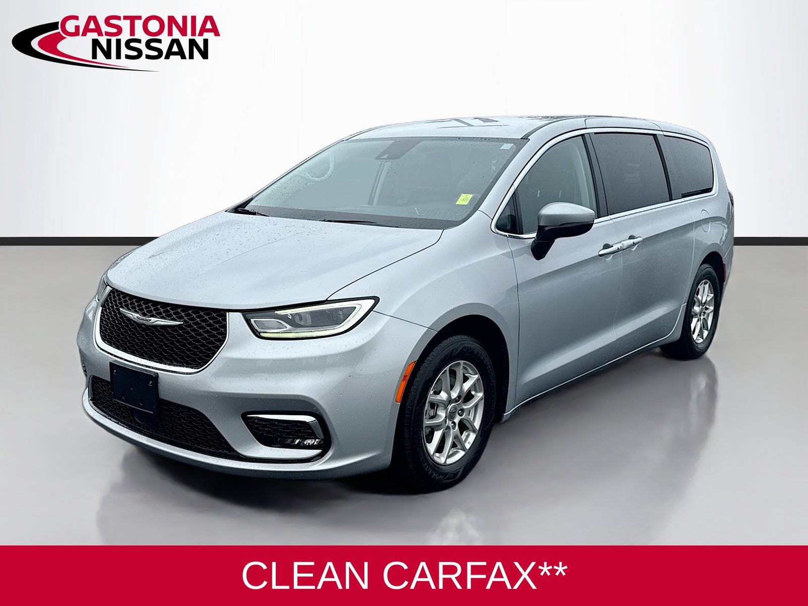 Used 2023 Chrysler Pacifica Touring-L FWD image 3