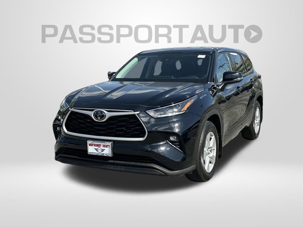 Used 2021 Toyota Highlander LE image 1