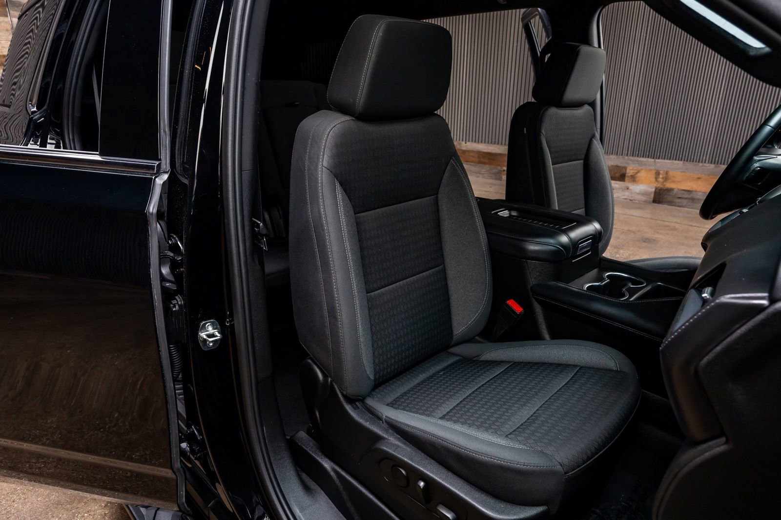 Used 2023 GMC Yukon SLE image 27