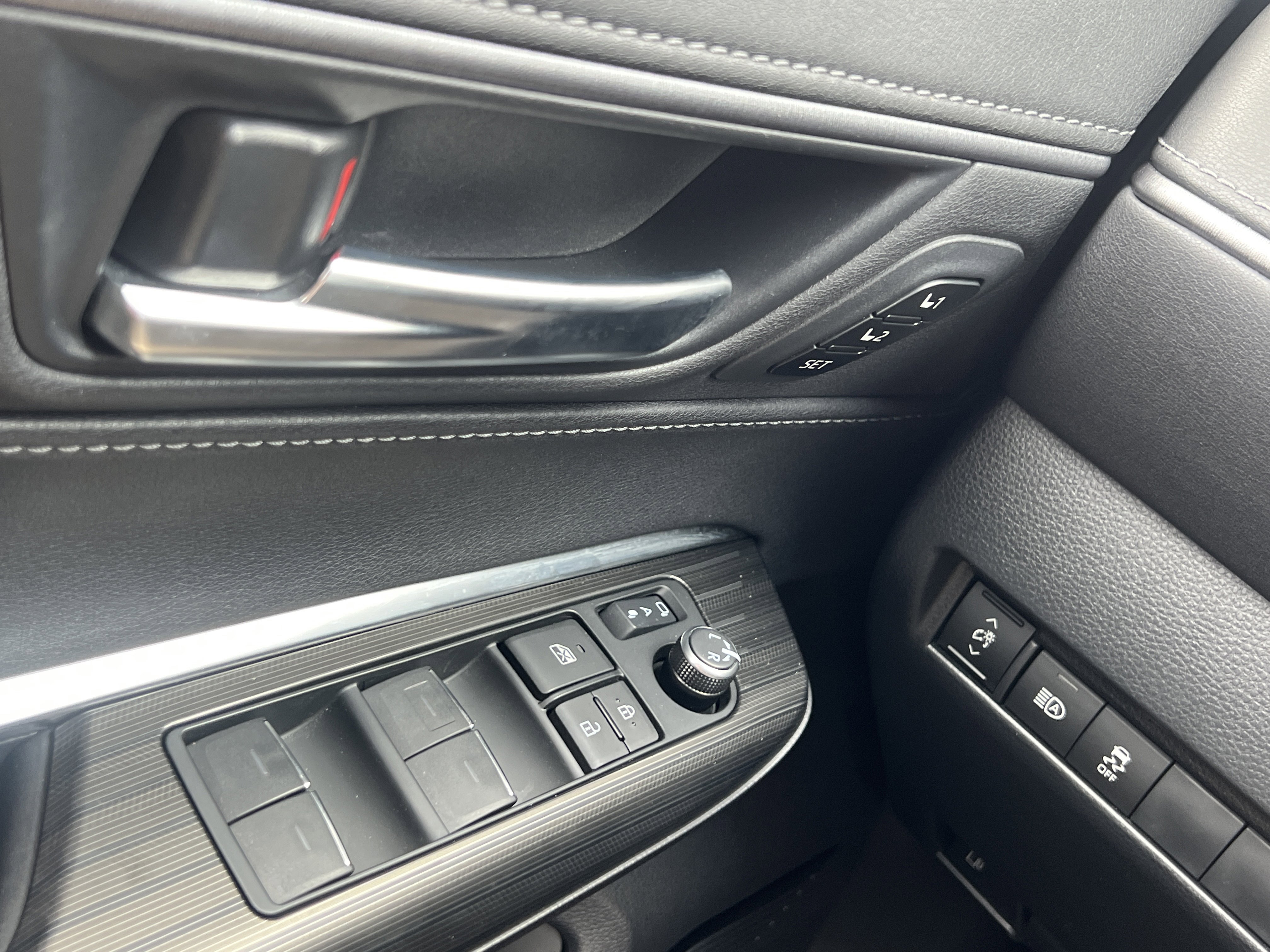 Certified 2024 Toyota Venza XLE image 27