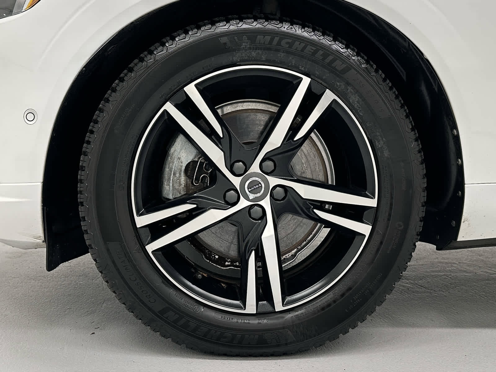 Used 2018 Volvo XC60 T8 R-Design w/ Convenience Package image 9