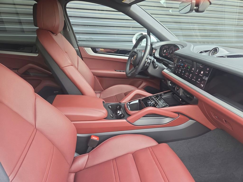 Certified 2025 Porsche Cayenne Coupe image 18