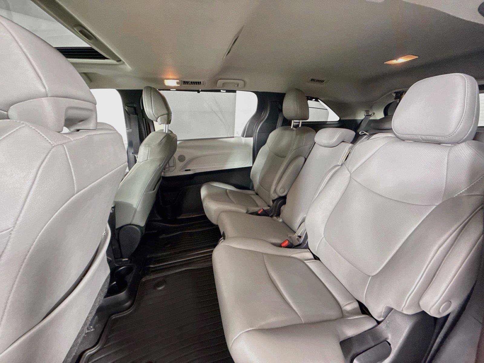 Certified 2026 Toyota Sienna XLE FWD image 33