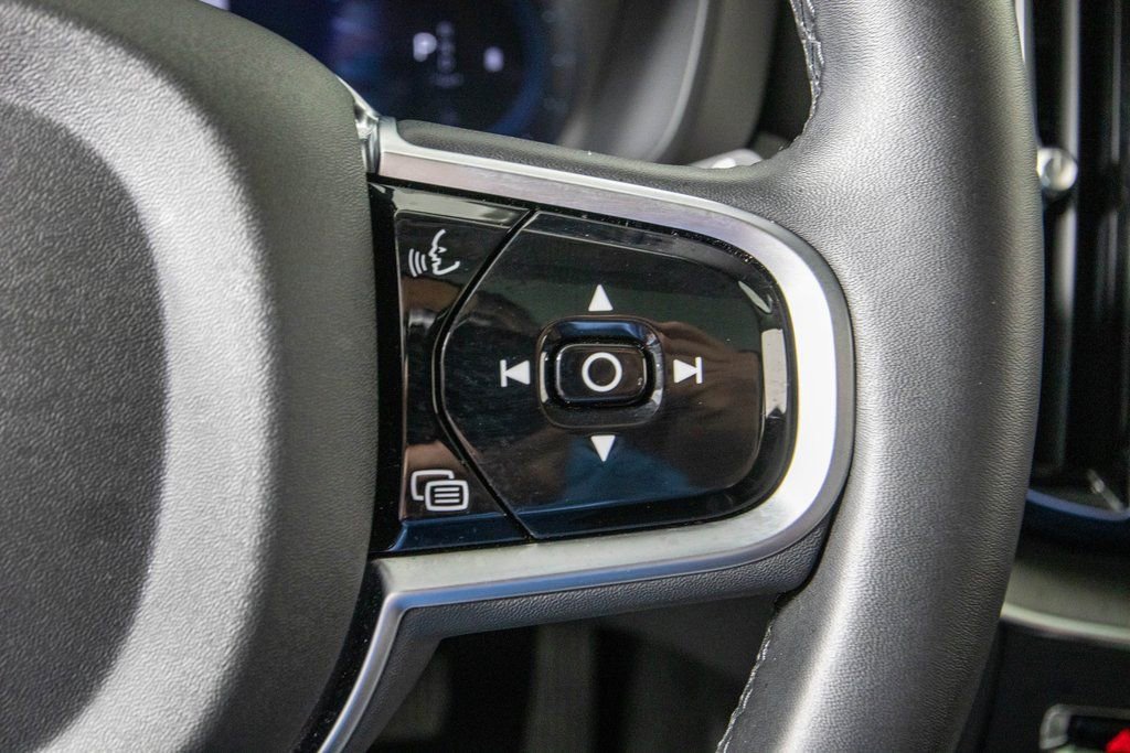 Used 2025 Volvo XC60 B5 Plus image 21