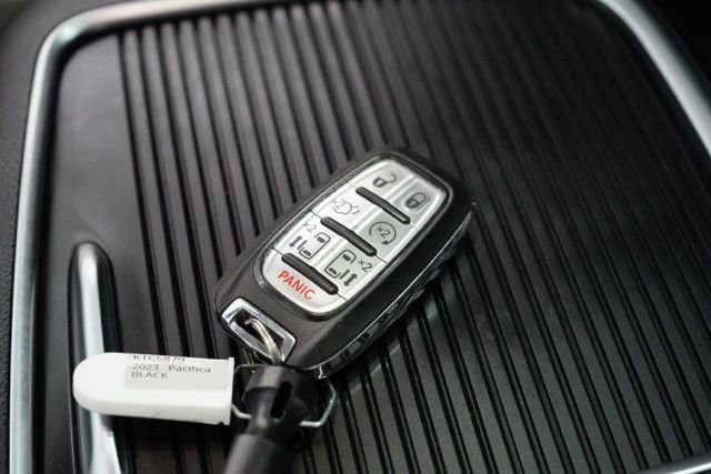 Used 2023 Chrysler Pacifica Limited image 36