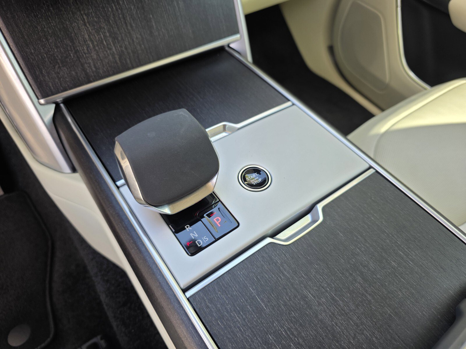 Certified 2024 Land Rover Range Rover SE image 22