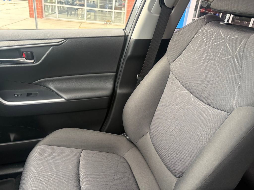 Used 2021 Toyota RAV4 XLE w/ Convenience Package image 12