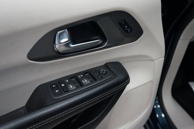 Used 2022 Chrysler Pacifica Touring-L image 24