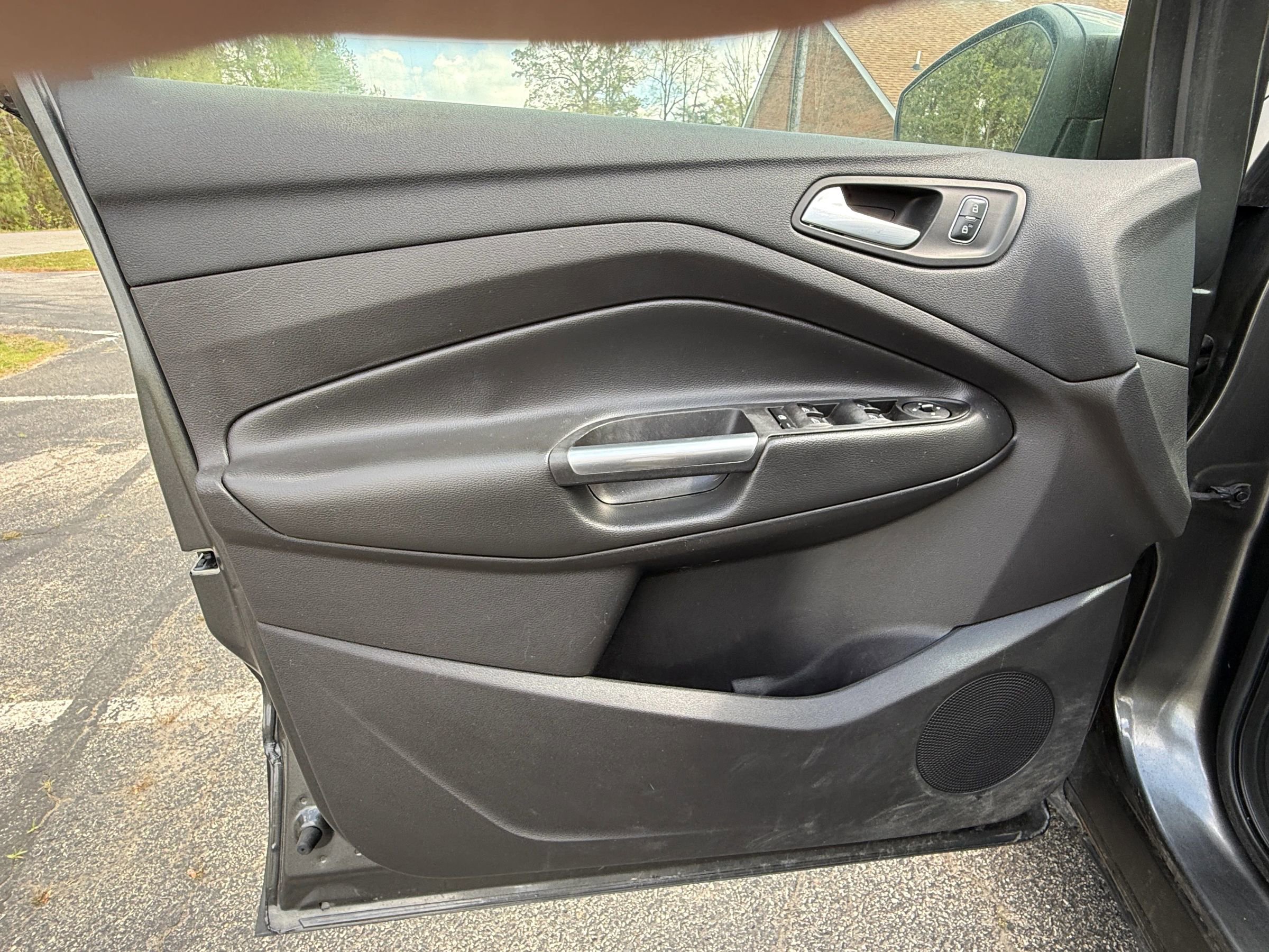 Used 2017 Ford Escape SE w/ Equipment Group 201A FWD image 11