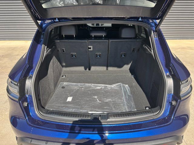 Used 2025 Porsche Macan AWD/4WD image 26
