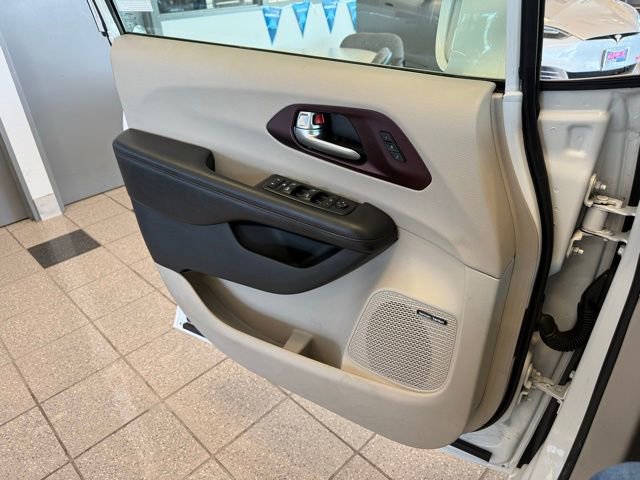 Used 2018 Chrysler Pacifica Limited w/ Tire & Wheel Group image 20
