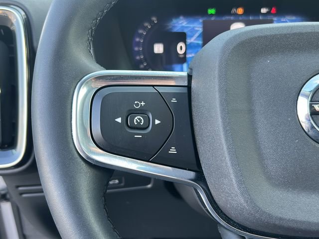 Used 2023 Volvo XC40 B5 Plus image 22