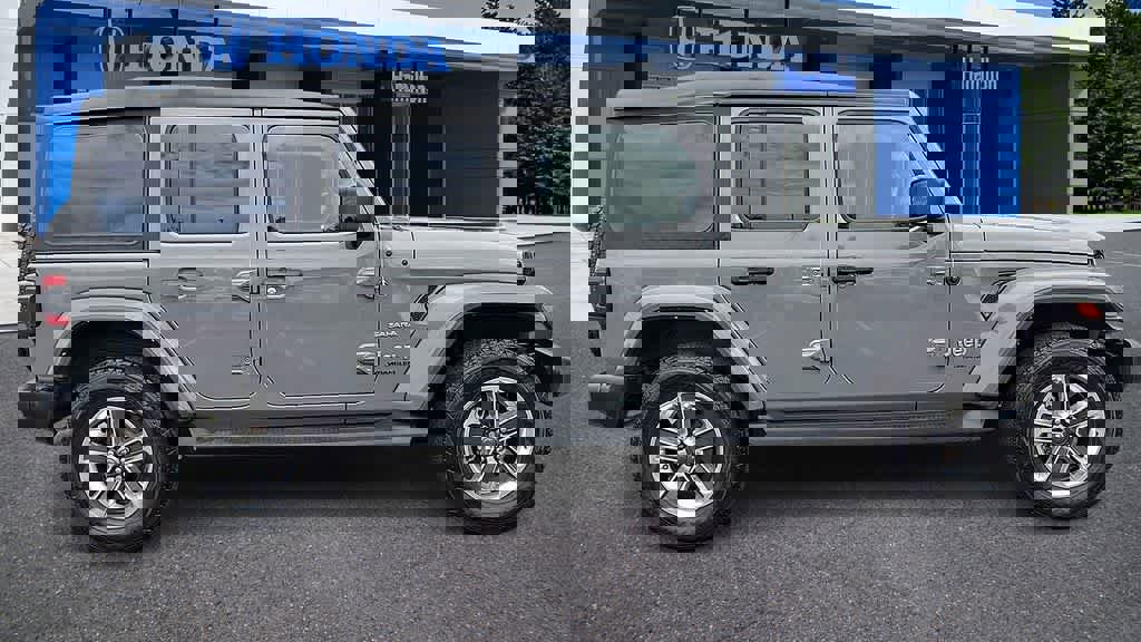 Used 2022 Jeep Wrangler Unlimited Sahara w/ LED Lighting Group AWD/4WD image 9