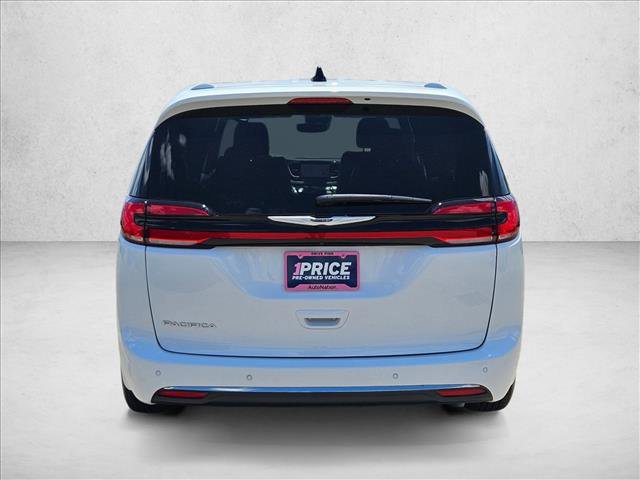 Used 2025 Chrysler Pacifica Select FWD image 6