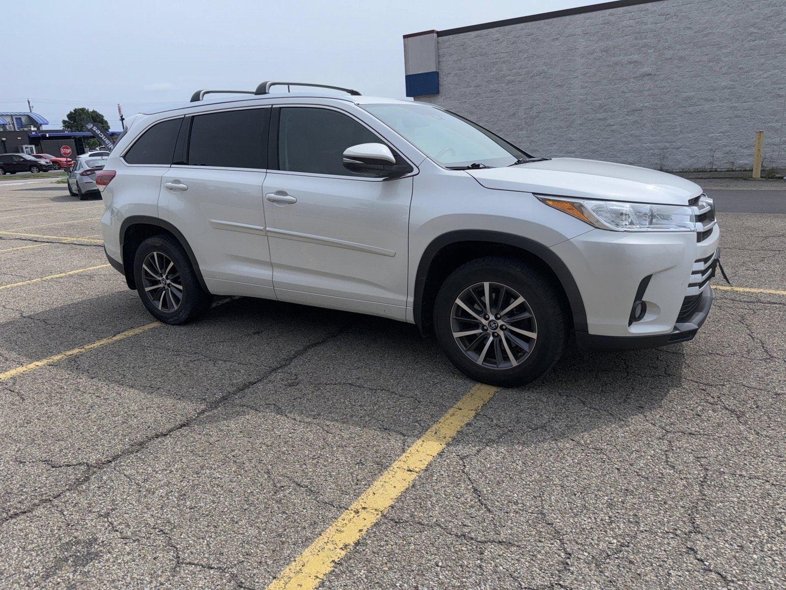 Used 2018 Toyota Highlander XLE AWD/4WD image 9