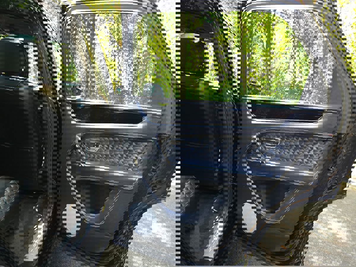 Used 2020 Bentley Bentayga Plug-In Hybrid image 32