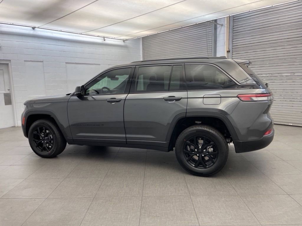 New 2026 Jeep Grand Cherokee Altitude RWD image 5