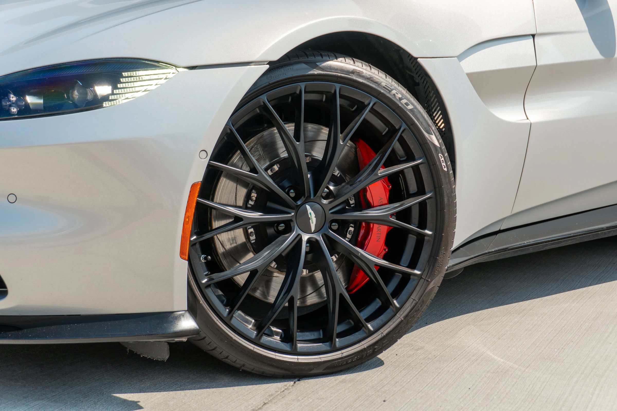 Used 2022 Aston Martin V8 Vantage Roadster RWD image 25