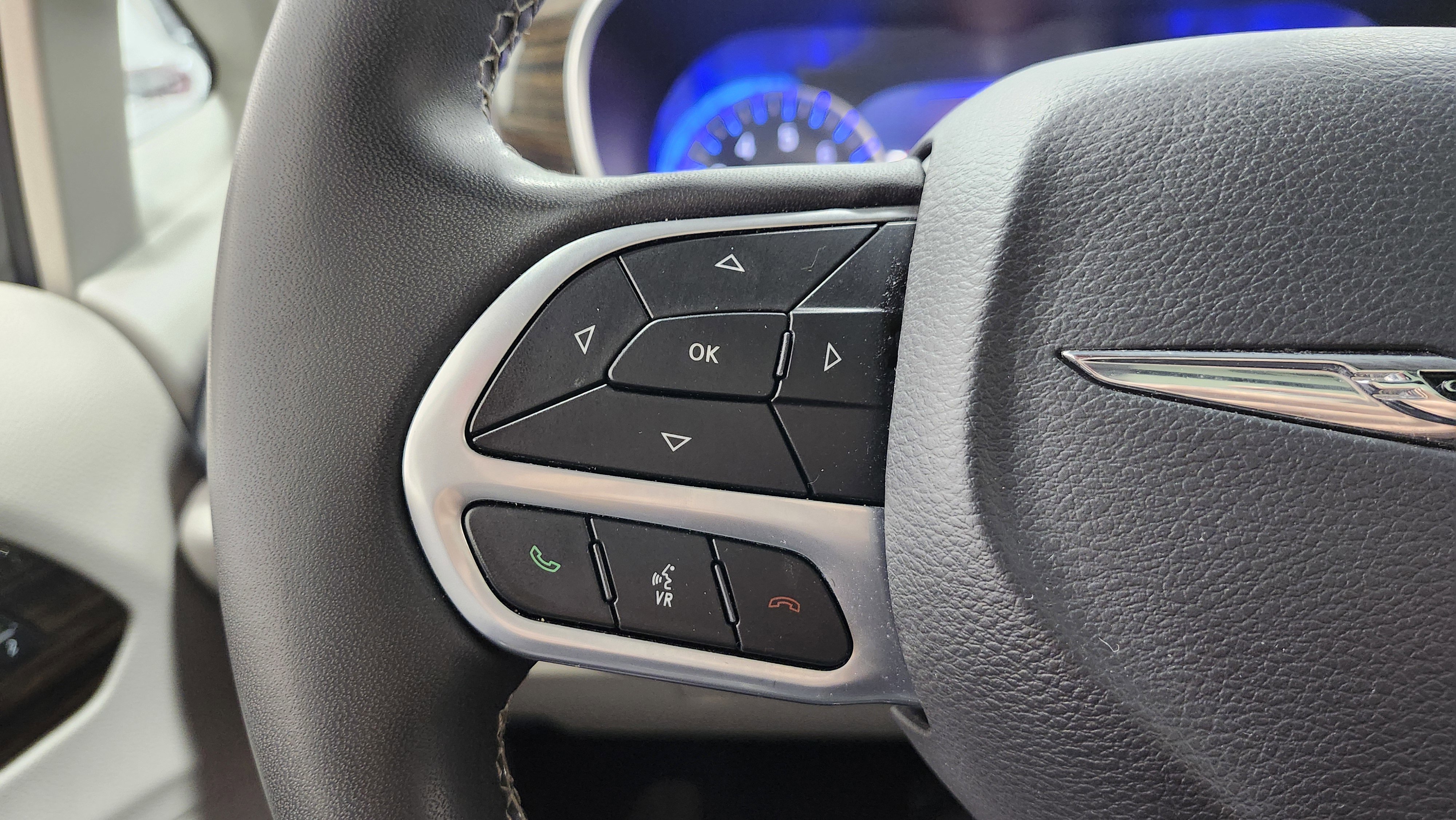 Used 2023 Chrysler Pacifica Limited image 35