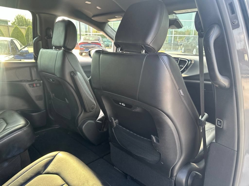 Used 2025 Chrysler Pacifica Select FWD image 32