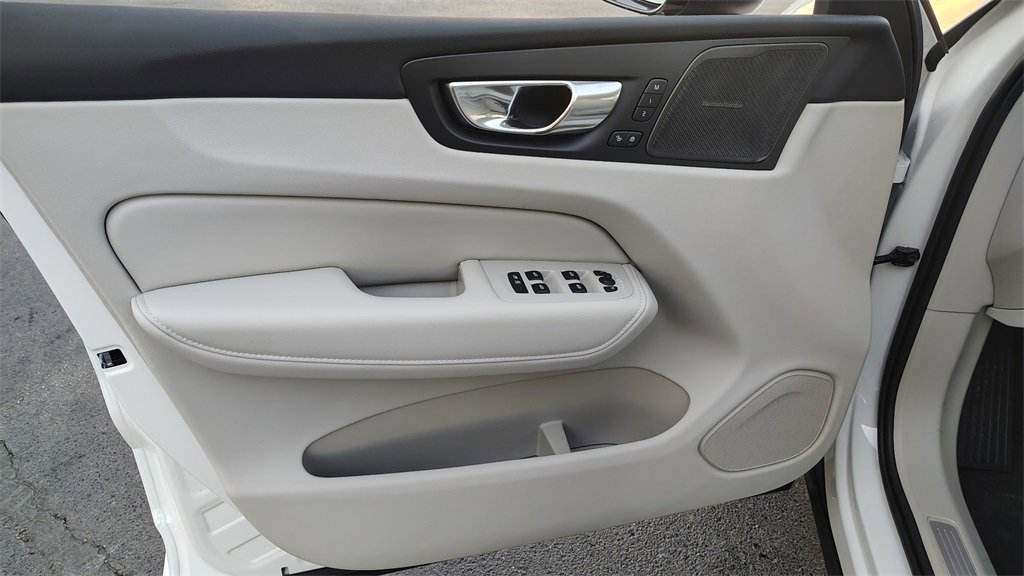 New 2026 Volvo XC60 B5 Ultra w/ Climate Package image 8