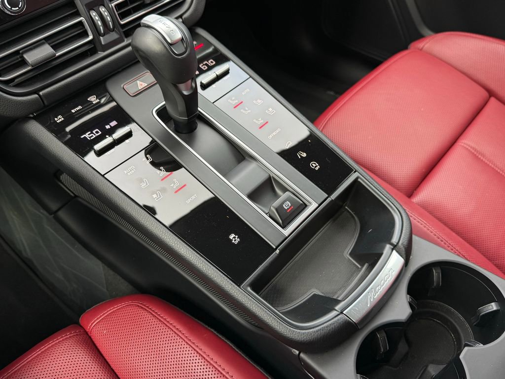 Used 2025 Porsche Macan image 22