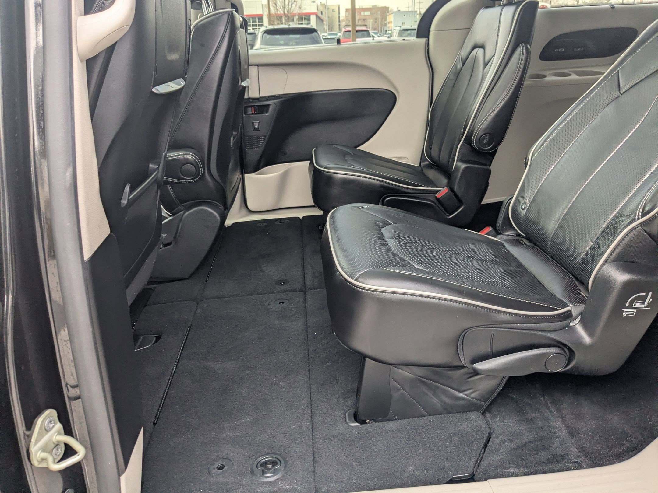 Used 2023 Chrysler Pacifica Limited w/ Uconnect Theater Family Group image 31