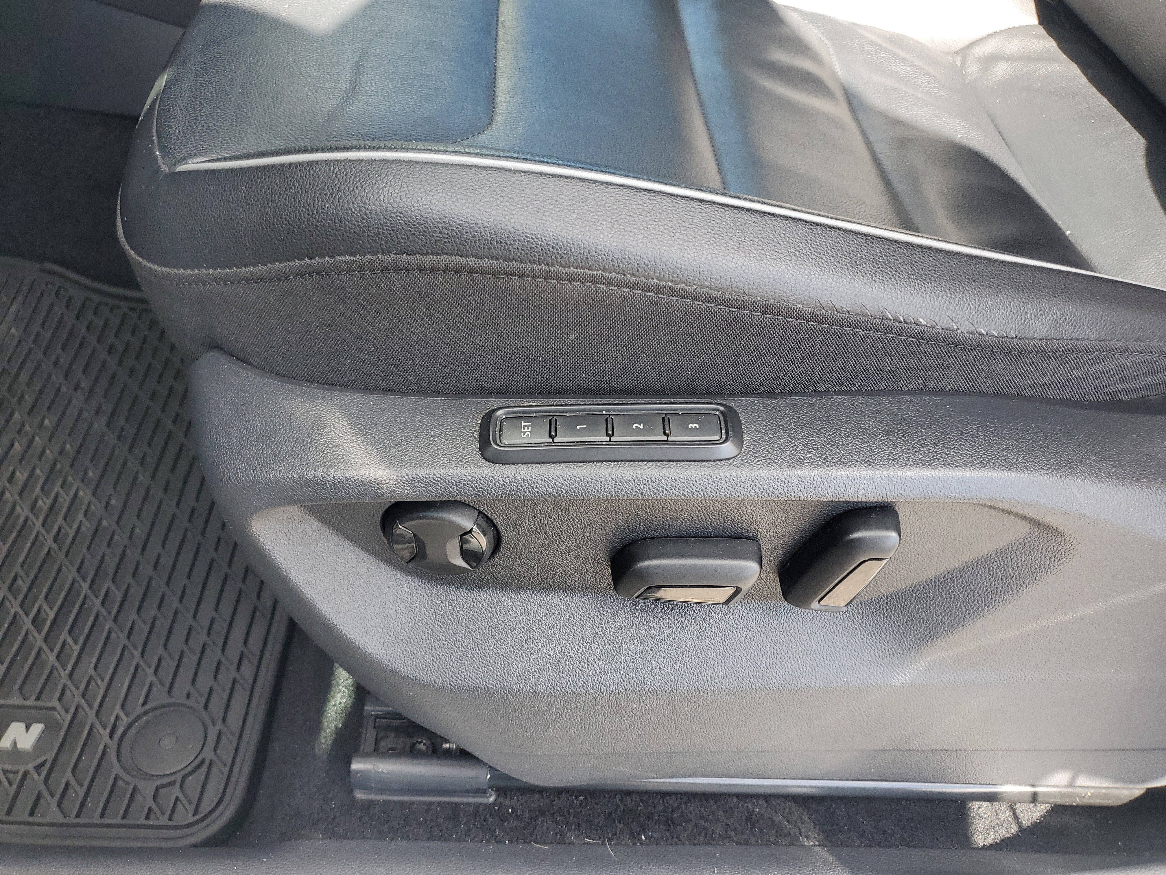 Used 2018 Volkswagen Tiguan SEL Premium image 14