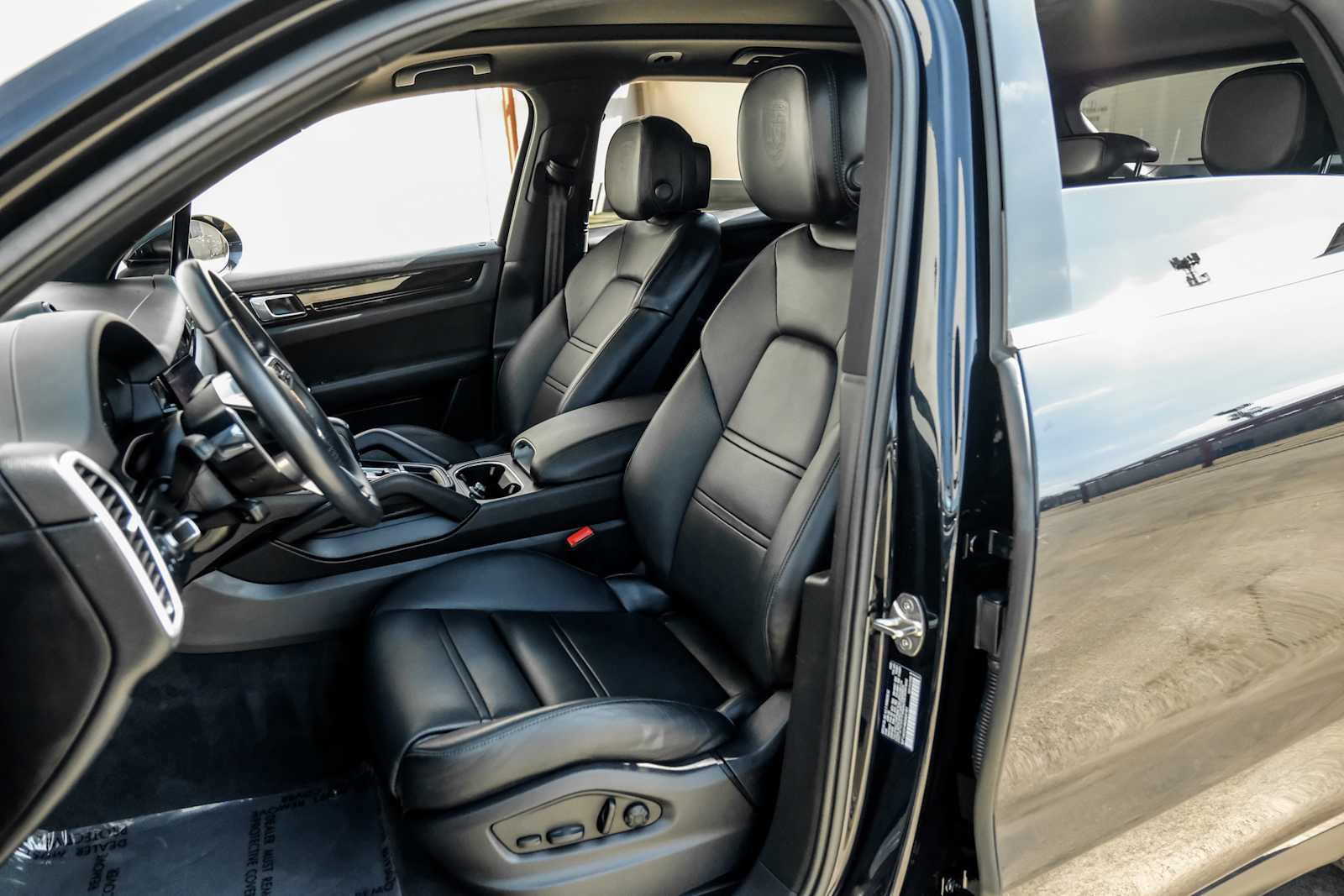 Used 2022 Porsche Cayenne image 34