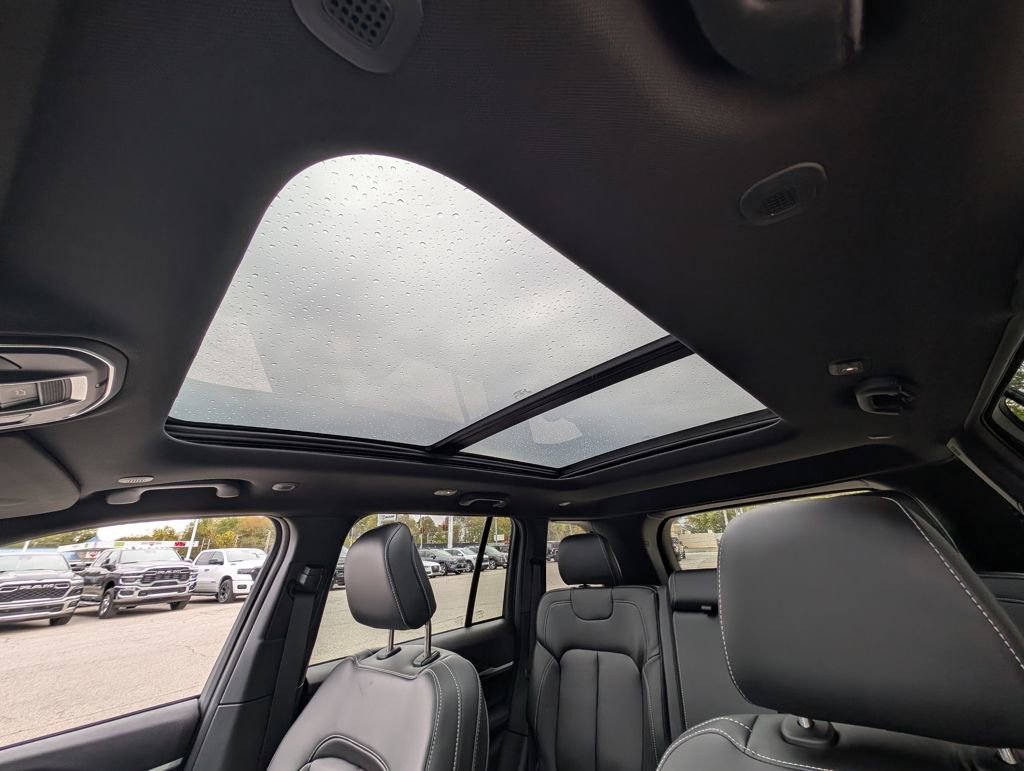 New 2025 Jeep Grand Cherokee Limited w/ Black Appearance Package image 3