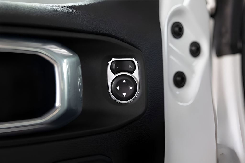 Used 2025 Jeep Wrangler Unlimited Sahara AWD/4WD image 45