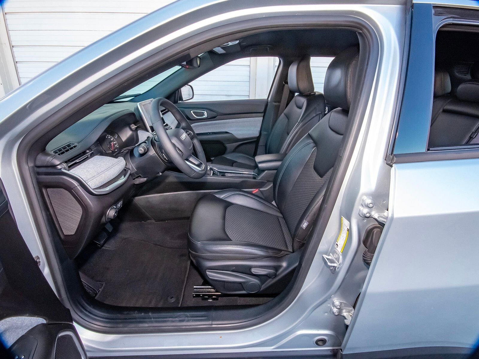 Used 2025 Jeep Compass Latitude image 33