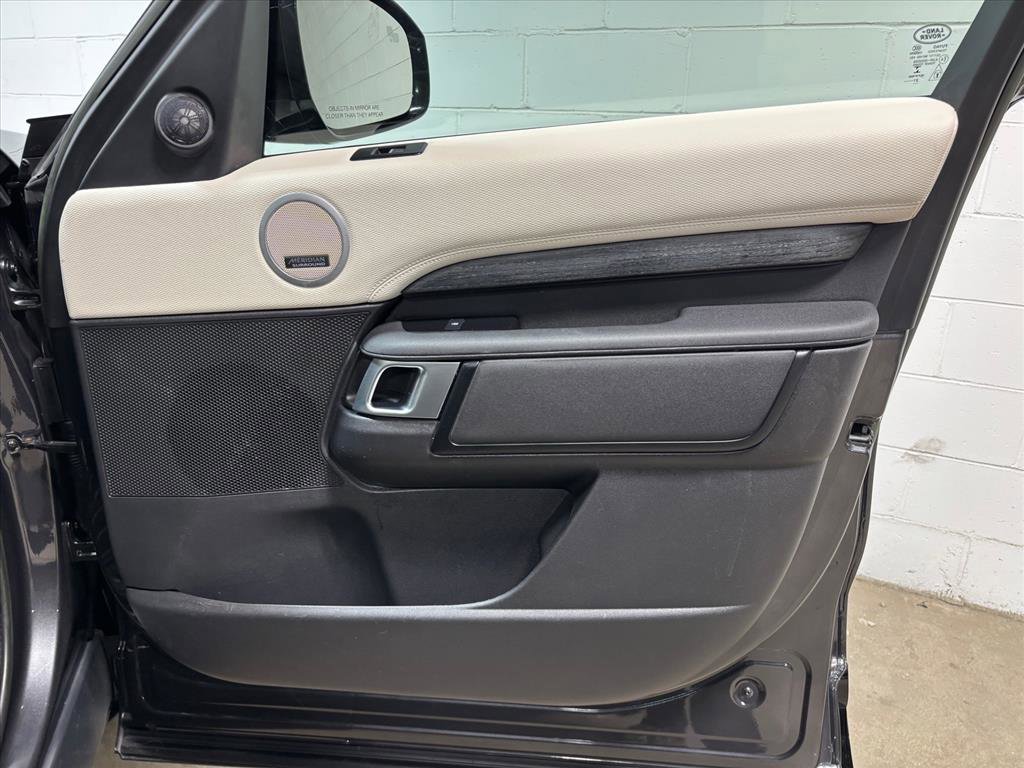 Used 2023 Land Rover Discovery Metropolitan Edition image 34