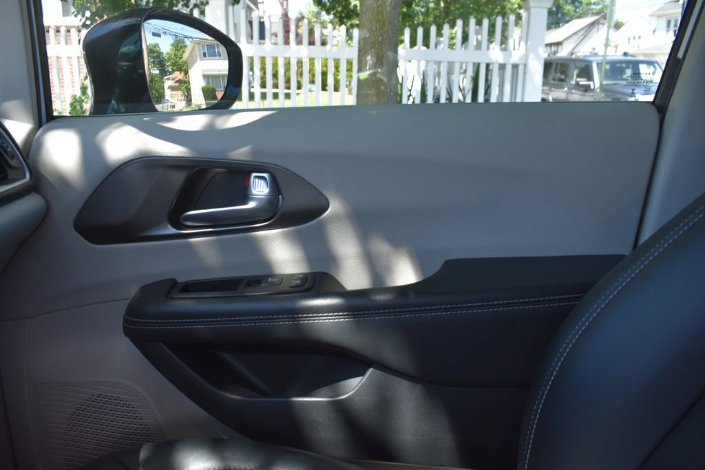Used 2024 Chrysler Pacifica Limited FWD image 16